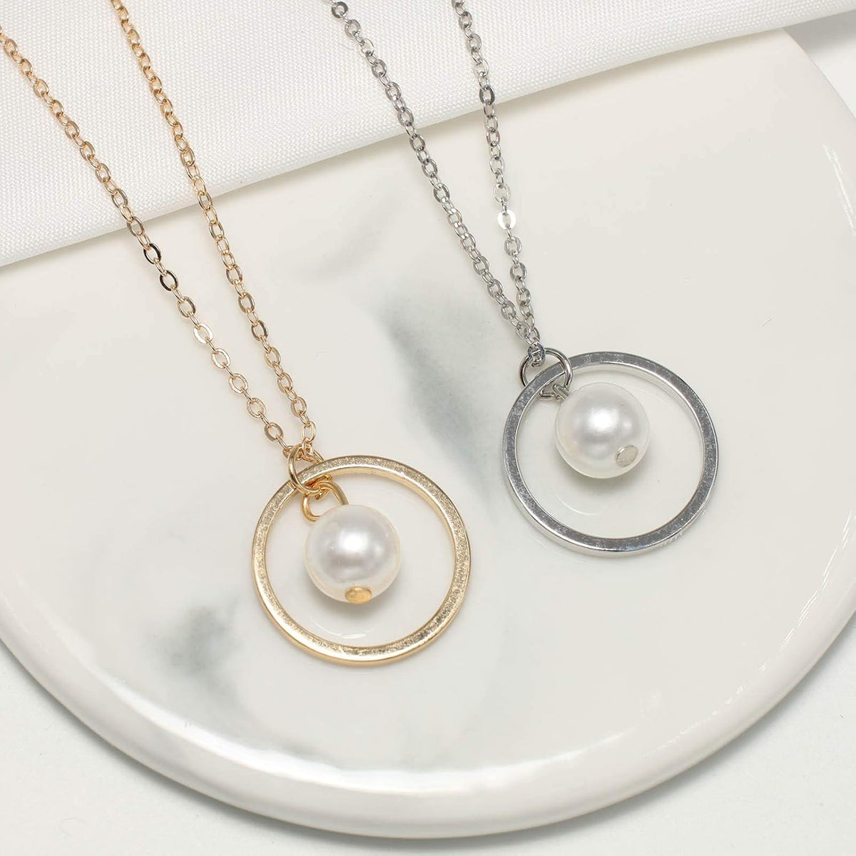 Fashion Pearl Necklace Chain Simple Hollow Ring Pearl Pendant Necklace Jewelry Accessories for Women and Girls