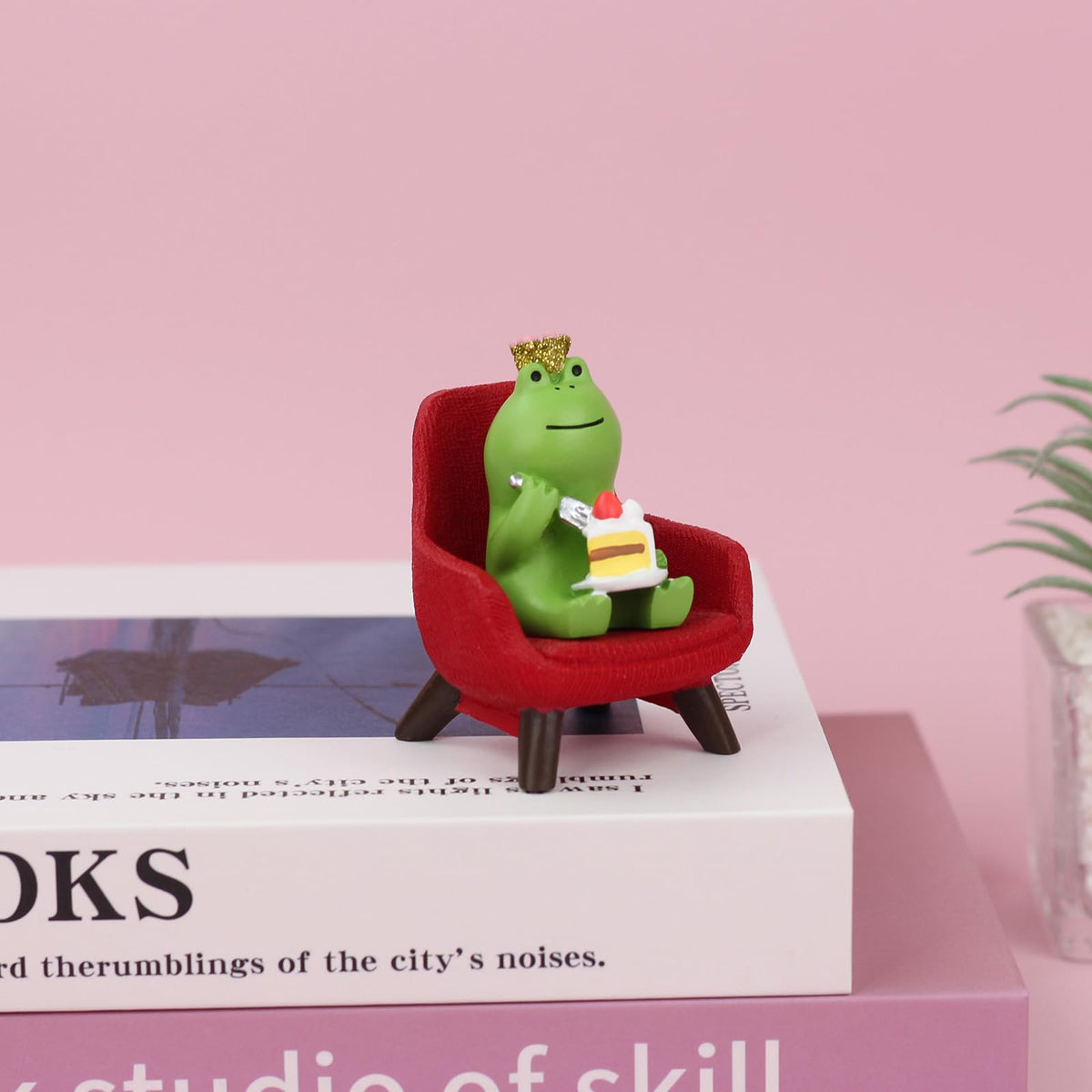 Refintural Miniature Frog Eating Cake Figurine - Funny Frog Sculpture for Shelf, Desk Decoration - Perfect Cute Frog Gift for Frog Lovers(Red Sofa)