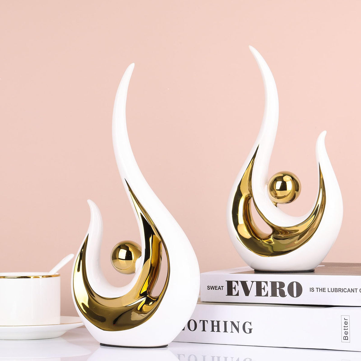 XMGZQ 2pcs White and Gold Modern Abstract Art Statue Table Decoration,Elegantes Ceramic Statue for Home Décor Accent,Mantel,Bookshelf,Centerpiece Table Decorations for Dining Room,adornos para sala