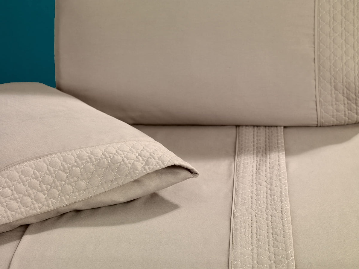 Elegant Comfort Luxury Soft Coziest 4-Piece Bed Sheet Set 1500 Thread Count Egyptian Quality Wrinkle Resistant Beautiful Quilted Design on Flat Sheet and Pillowcases, Full, Cream