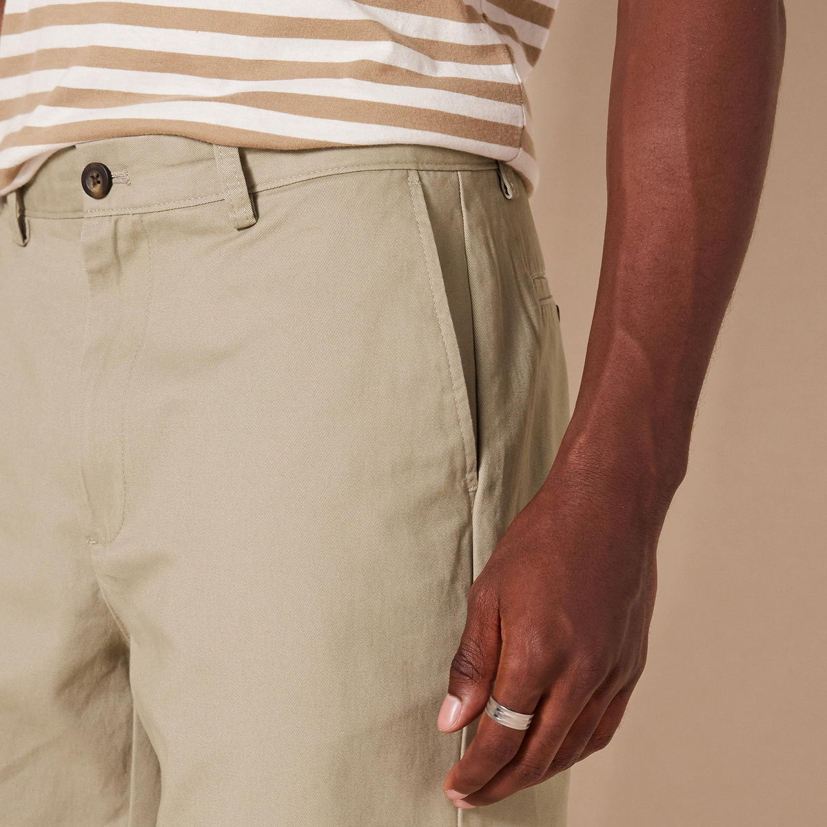 Amazon Essentials Men's Classic-Fit 7" Chino Shorts, Khaki, 34