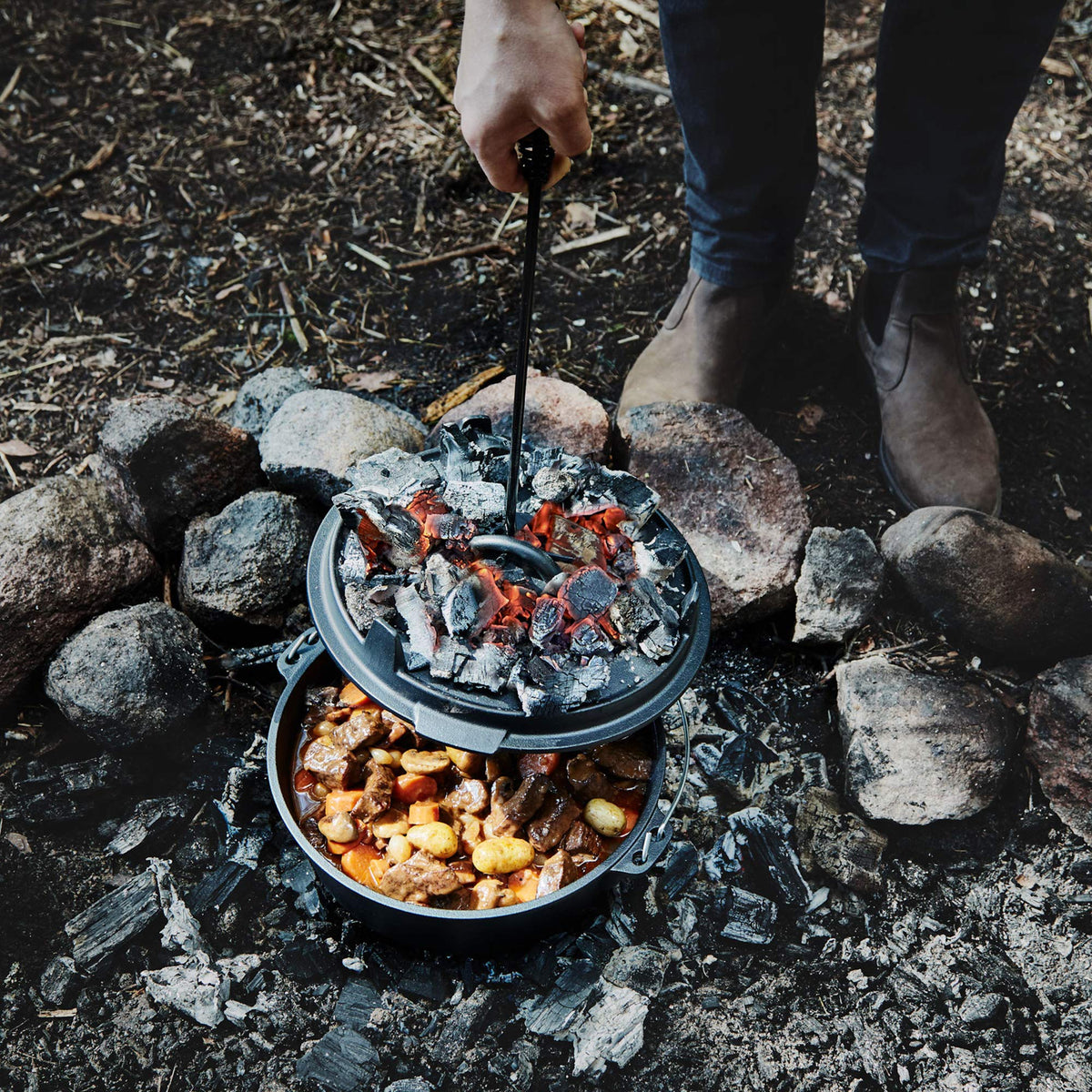 Uno Casa 6Qt Cast Iron Camping Dutch Oven with Lid Lifter and Storage Bag - Pre-Seasoned Outdoor Dutch Oven for Campfire Cooking, Stews, and Baking - Durable Cast Iron Pot for Camping and Hiking